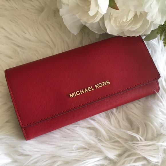 Michael Kors Handbags - Firm✨Michael Kors large carryall all wallet clutch